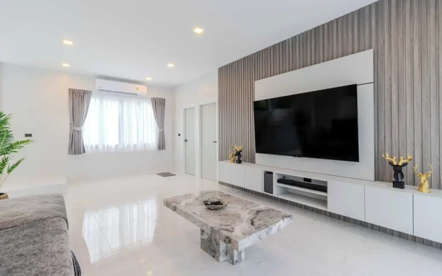 2 Villas 2 Kitchens  Huge Pool V258