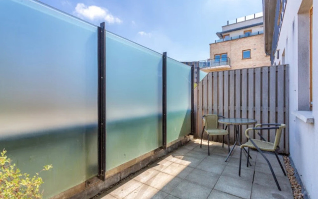 Modern 2 Bedroom Apartment With Private Balcony