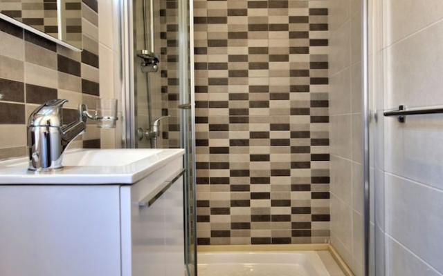 Amazing Airy Apartment Surrounded by All Amenities