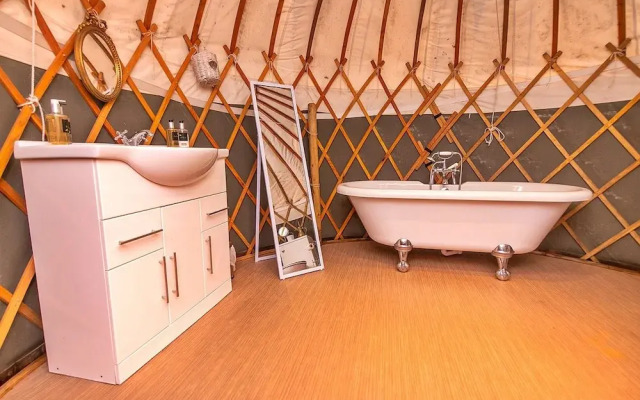 Chalet With Gleneagles Views, hot Tub, No Deposit