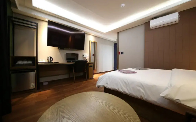 Brown Dot Hotel Cheonan