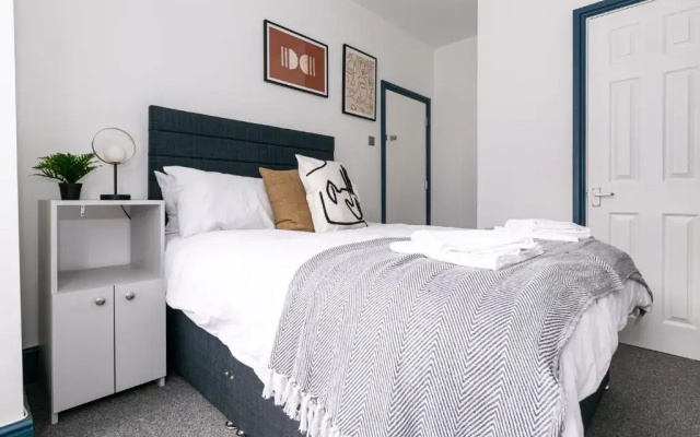Contractor & Leisure & En-Suite Bathrooms & Free Parking