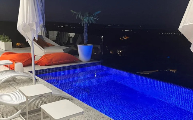 Suite 28
