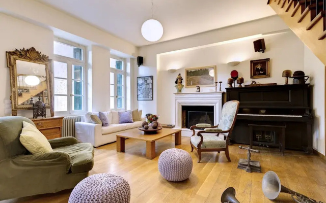 Artistic neoclassical residence