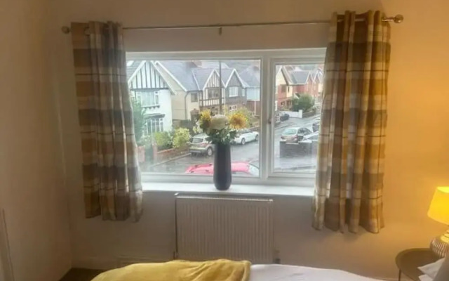 Spacious 2BR House With Sofa Bed & Parkin