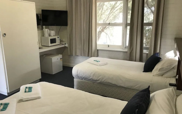 Walpole Hotel Motel