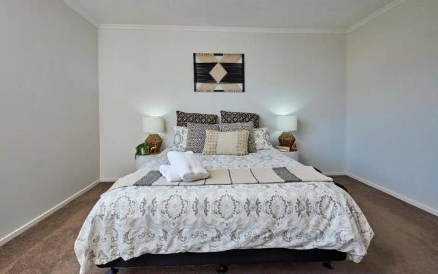 Ocean & Mountain Views - Relax & Enjoy