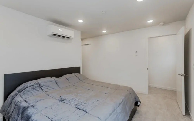 Urban Oasis Sleeps 8 Ultra Modern Condo