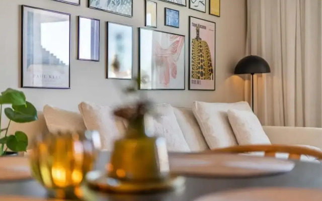 Inf3.4i - Modern & Bright City Apartment
