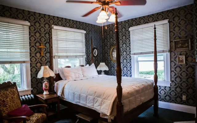 Brownsville Road House Bed & Breakfast