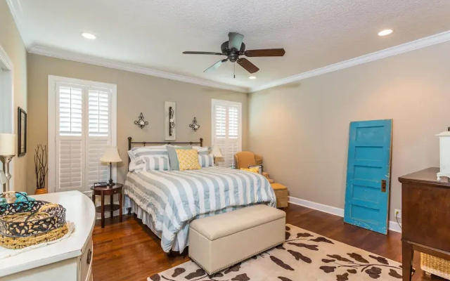 1067 College by Hodnett Cooper