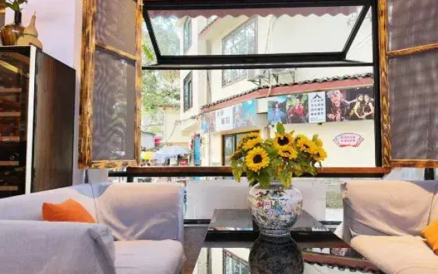 Yangshuo Banxian Bieyuan Homestay (Yulonghe Bamboo Rafting Yulongqiao Wharf Branch)