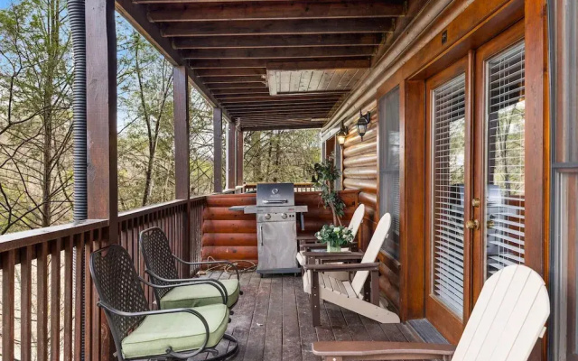 Golf View 2 Bedroom Cabin by RedAwning