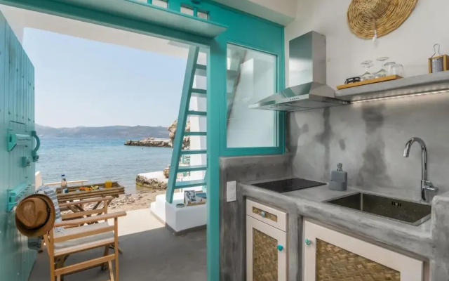 Turquoise Boathouse in Klima I
