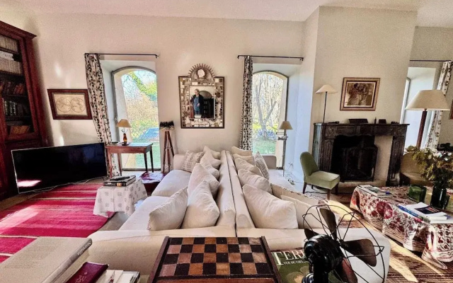 Elegant Bastide Near Aix With Pool