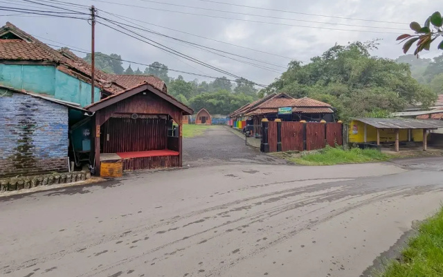 RedDoorz Resort at Ciater 3
