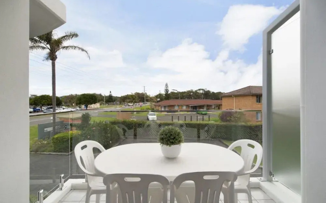9 Cirrus at Fingal Bay