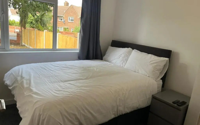 House - Sleeps 14, Onsite Parking & Pets Allowed