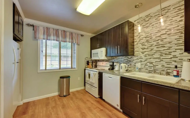 Walk to SFA Campus: Pet-friendly Nacogdoches Condo