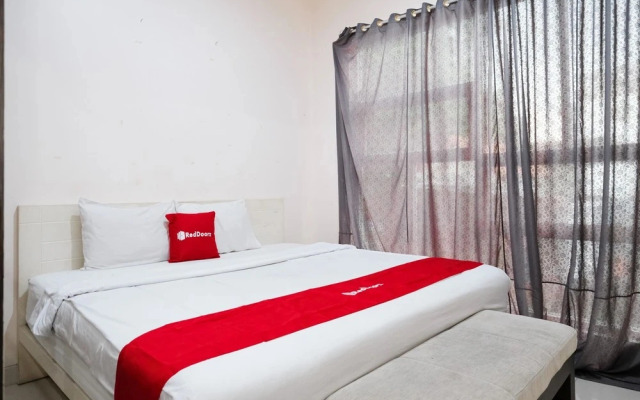 RedDoorz near UNESA Citraland Surabaya