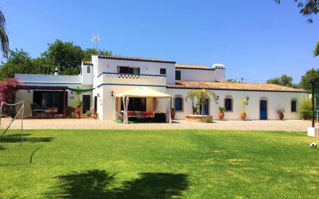 Отель Villa With 6 Bedrooms in Loulé, With Wonderful sea View, Private Pool and Wifi - 12 km From the Beach Португалия, Луш-де-Тавира - отзывы, цены и фото номеров - забронировать отель Villa With 6 Bedrooms in Loulé, With Wonderful sea View, Private Pool and Wifi - 12 km From the Beach онлайн вид на фасад