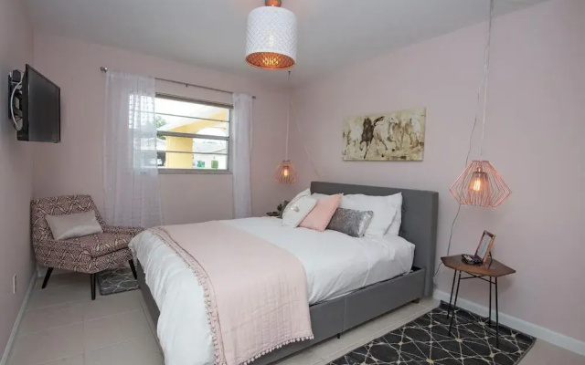 Woodridge - Private & Sanitized, Perfect for Social Distancing & Working From Home. Private Pool, Pet Friendly. Discounted During Pandemic. Super-host Support