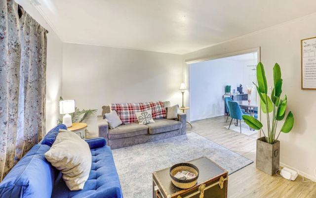 Chic Farmhouse, 3Mi to Lake-pet Friendly & Golfing