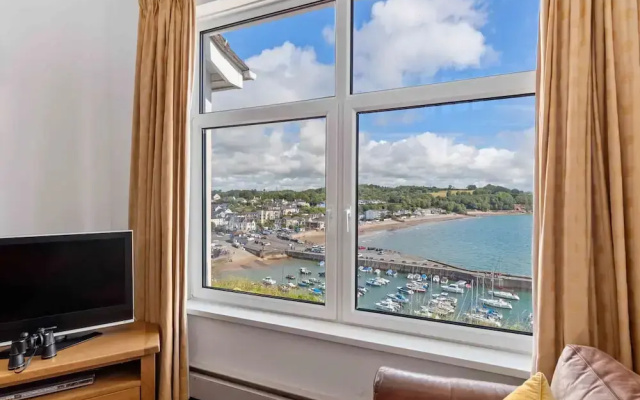 Captains View - Sea and Harbour Views Parking