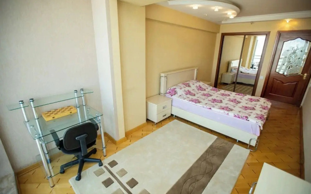 Dondar Apartment Formula 1 view