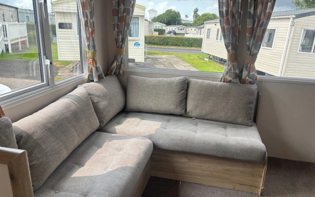 Caravan Sleeps 5 - Decking, Parking, Pet Friendly