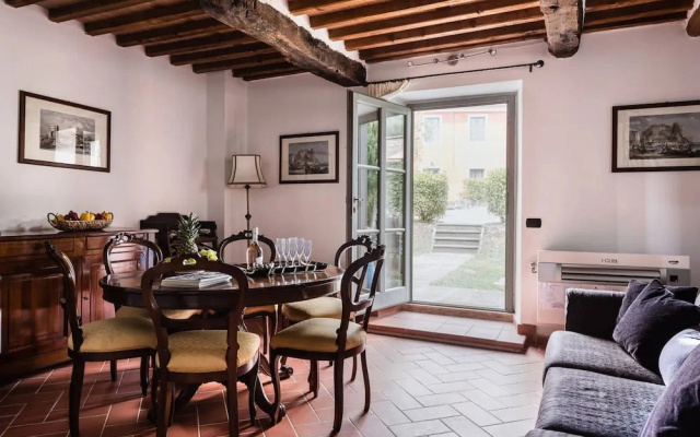 Spacious Deluxe Apartment With Private Garden