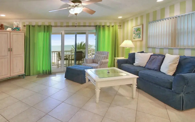 Sunset Villas 4 Awesome Views/2 Balconies/pool/deck/bbq!