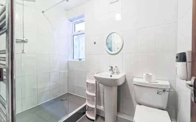 Stunning Riverside 1-bed Apartment in North London
