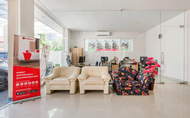 RedDoorz near Ciputra World 3
