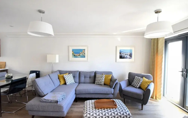 3 Grove Mews