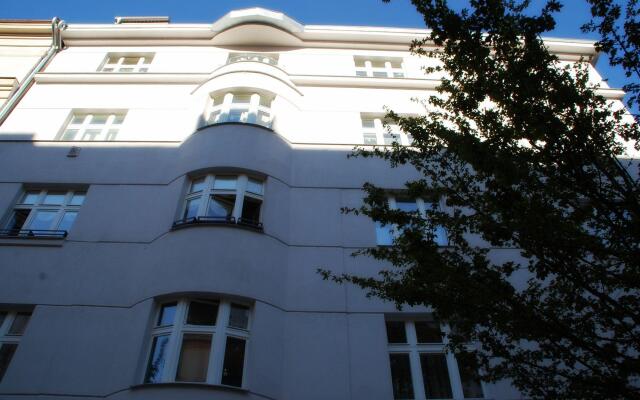 Апартаменты Generous Attic Apartment вид на фасад