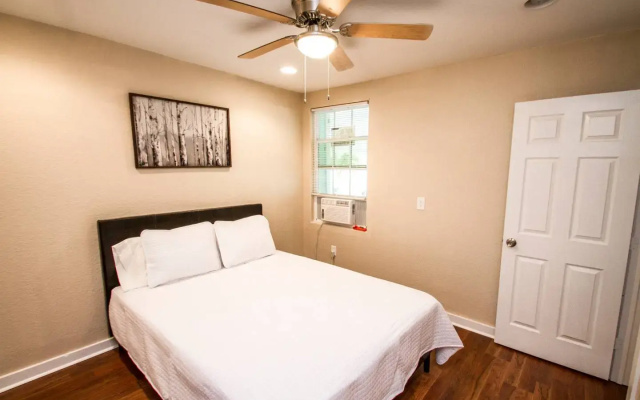 One Bedroom Apartment Near Downtown with Sleeper