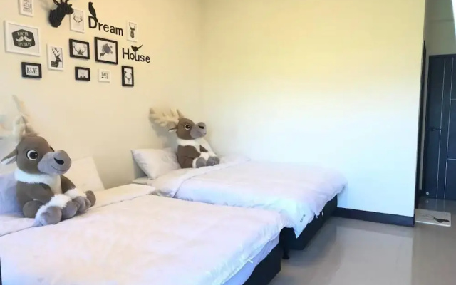 Small Cat Hotel