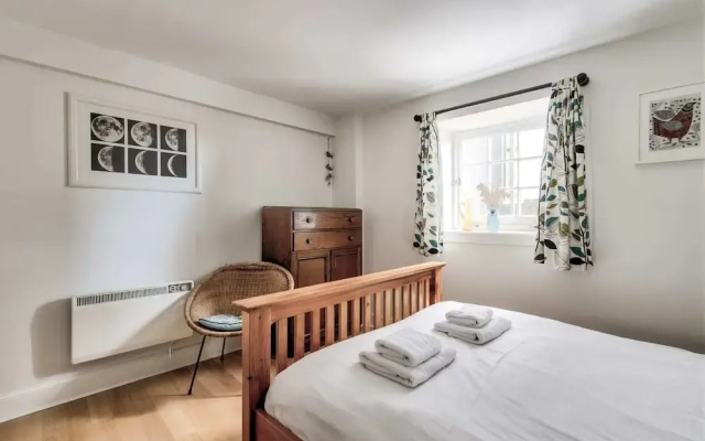 Converted Tea House With Retro Vibes In Lively Leith