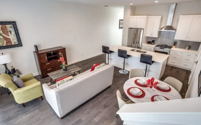 Upscale 2 bedroom Dallas TownHome