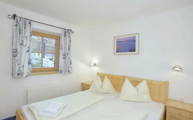 Cozy Chalet with Sauna near Königsleiten