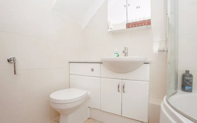 A Bright Top Floor Maisonette Along The Quays