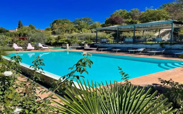 Spoleto-poolside-sleeps-20pool, Jacuzzi, Gardens -a True Fantasy