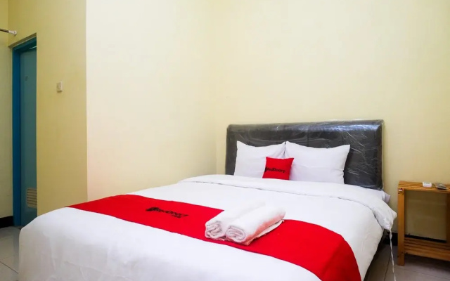 RedDoorz near Tirtonadi Park Solo