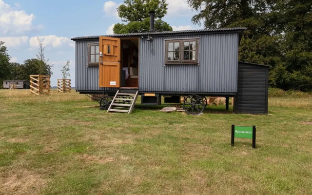 Quercus Redwood - Sleeps 4 - From 375 Per Night