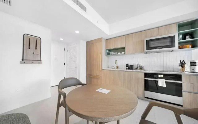 Skyline Retreat Chic 1-BR with City View