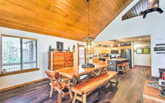 Pinetop Retreat w/ Fire Pit & Game Room!