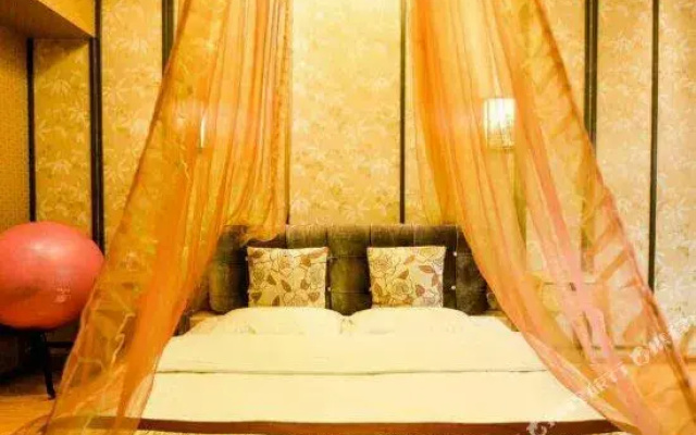 Hi Theme Hotel (Xuchang Caowei Ancient City Pang Donglai Life Square)