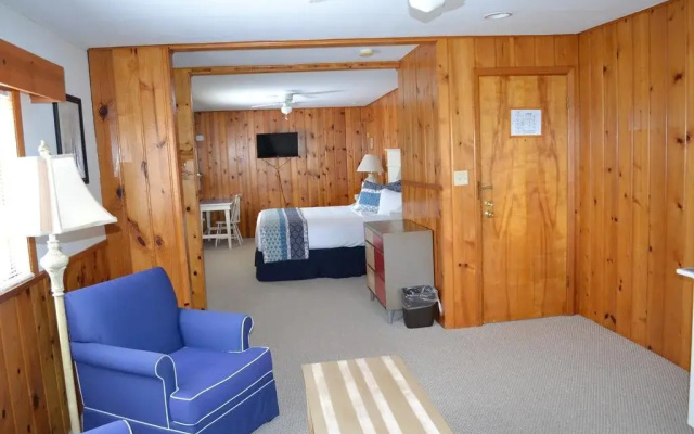 Buzz's Lakeside Inn
