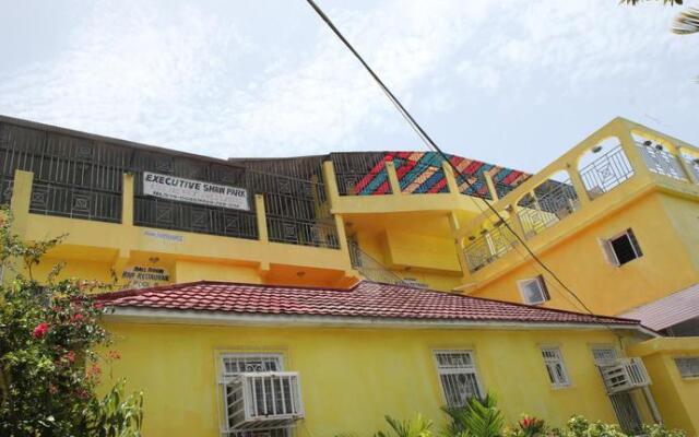 Отель Executive Shaw Park Guest House вид на фасад